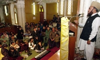  عالم دين مسلم يخاطب مجموعة من الباكستانيين المسيحيين داخل كنيسة في لأهورفي إطار التسامح الاسلامي مع اصحاب الديانات الآخرى