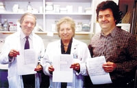 الدكتور فرنادو باكويرا ( اليسار) مع الدكتور ادورورا سانشيز والمؤلف الموسيقي الفرنسي ريتشار كرول يعرضون بعض الصفحات الموسيقية التي ترجموها من شيفرة الـ dna إلى موسيقى سهلة في مستشفى رامون ي كايال