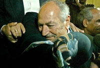 سعد ابراهيم يتلقى التهنئة بعد الحكم ببراءته
