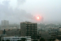  النار تتأجج والدخان يتصاعد من مساكن بغداد بعد القصف العدواني