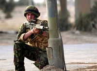 جندي بريطاني يشتبك مع العراقيين في ام قصر