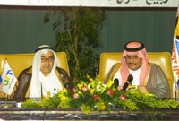 الامير سلطان بن فهد في المؤتمر الصحفي امس والى جانبه صالح كامل