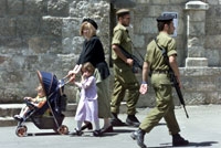 جنود اسرائيليون يقومون بدورية في شوارع القدس المحتلة