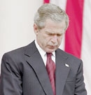 بوش في - لحظة صمت - اثناء تأبين ضحايا حربه على العراق
