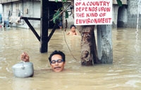 فلبيني يسبح في المياه التي أغرقت القرى في جنوبي مانيلا