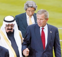 الأمير عبدالله والرئيس بوش يدا بيد في ايفيان