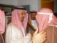 الأمير سعود بن عبدالمحسن يتحدث إلى والد أحد المصابين