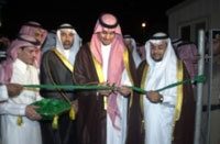  سمو الأمير عبدالعزيز بن فهد يقص شريط افتتاح القرية