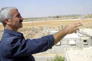  يونس غانم يقف على سقف بيته الذي دمره الاسرائيليون ويتحدث في رفح