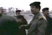 صدام محاط ببعض قواته
