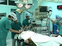 غرفة العمليات.. الكل له مهمة محددة