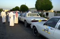 سائقون سعوديون ينتظرون الزبائن
