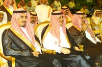 الأمير سلطان بن فهد يتابع مباراة الأخضر وسنغافورة