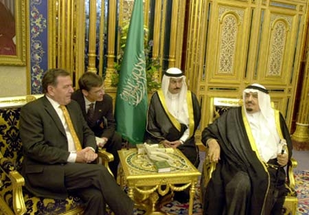 خادم الحرمين الشريفين يستعرض والمستشار الألماني الأوضاع على الساحتين العربية والدولية وفي العراق