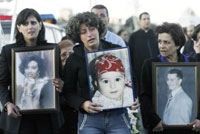  اقارب واحد من ضحايا مجمع المحيا خلال جنازته في لبنان والحزن والاسى يبدوان على الوجوه