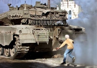 فتى فلسطيني في مواجهة الآلية الاسرائيلية في جنين