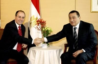  مبارك خلال اجتماعه الاخير مع شالوم في جنيف