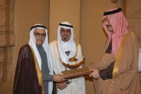  الأمير محمد بن فهد بن عبدالعزيز يتسلم درعا من الزامل
