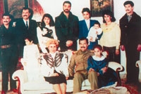 صدام في صورة عائلية