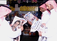 مواطنون سعوديون يتابعون خبر اعتقال صدام حسين