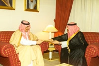  الأمير سلطان يتسلم دعوة الشيخ فهد الجابر
