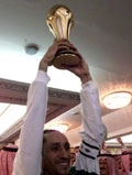 سامي الجابر يحمل كأس الخليج الأخيرة