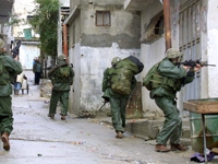 قوات الاحتلال لدى اطلاق النار على الفلسطينيين في مخيم بلاطة بنابلس