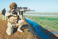 جندي امريكي يراقب تحركات مشبوهة في تكريت