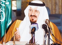  الأمير سلطان يجيب على اسئلة الصحفيين أمس