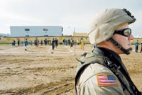  جندي امريكي يقوم بنوبة حراسة بجوار احدى المدارس