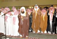  سمو الأمير محمد بن فهد يتقدم المصلين على الفقيد