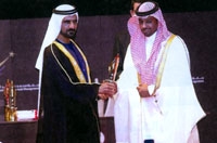 الخالدي يتسلم جائزة افضل موظف من الشيخ محمد بن راشد