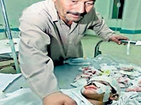 عراقي يطمئن على ابنه المصاب