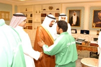 الأمير جلوي بن عبدالعزيز يستقبل ابطال العرب في رفع الاثقال