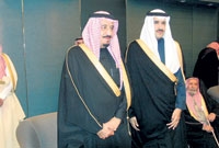 صاحب السمو الملكي الأمير سلمان بن عبدالعزيز وإلى جواره نجله الأمير فيصل بن سلمان
