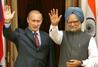  رئيس الوزراء الهندي والرئيس الروسي بوتين يلوحان بيديهما الى المصورين في نيودلهي امس