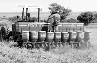 استخدام الآلات الحديثة في الزراعة بالمشروع