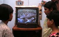 اطفال باكستانيون يتابعون تشييع جثمان الملك فهد