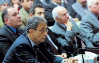 عمرو موسى خلال احد لقاءاته في العراق
