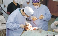 الفريق الطبي السعودي اثناء العملية