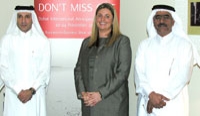 رئيس مجلس إدارة الهيئة العليا للطيران المدني في قطر مع منظمي المعرض