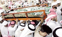 المشيعون في طريقهم لدفن جثمان الشيخ مكتوم
