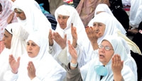 حاجات في ثيابهن البيضاء في مكة المكرمة حول البيت الحرام