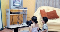 أمهات يتبعن قوانين صارمة لمنع الاطفال من متابعة التلفزيوني