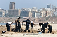 لبنانيون يبدأون حملة تنظيف لشاطئ الرملة البيضاء في بيروت