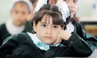 طفلة فلسطينية بين القلائل الذين حضروا للتعلم