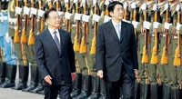 رئيسا الوزراء الياباني (يمين) والصيني في بكين أمس