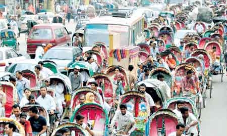 عدد كبير من المركبات الصغيرة (ركشات) تزدحم في شوارع العاصمة البنجلاديشية دكا وذلك مع ارتفاع حركة الشراء خلال شهر رمضان المبارك.
