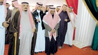 الأمير مشعل بن عبد العزيز خلال تفقدة مقر المهرجان