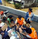 الفرق الطبية تقوم بفحص المتأثرين بالأعراض المصاحبة لحالات الفيضانات في جاكرتا .